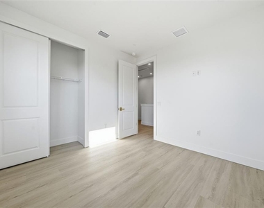 1605 Bryn Mawr Street - Photo Thumbnail 28