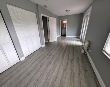 6805 N Navin Avenue - Photo Thumbnail 14