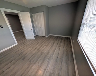 6805 N Navin Avenue - Photo Thumbnail 12