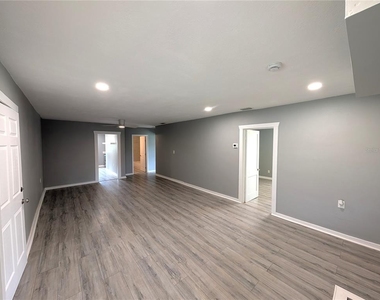 6805 N Navin Avenue - Photo Thumbnail 4