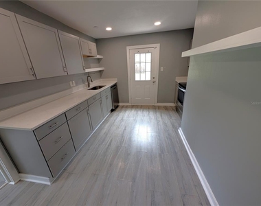 6805 N Navin Avenue - Photo Thumbnail 7