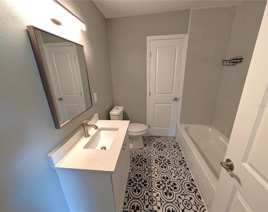 6805 N Navin Avenue - Photo Thumbnail 16