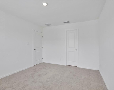 937 Phoenix Street - Photo Thumbnail 3