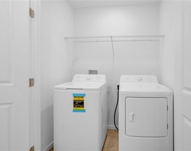 937 Phoenix Street - Photo Thumbnail 7