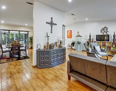 700 Sunbury Drive - Photo Thumbnail 4