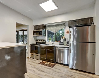 700 Sunbury Drive - Photo Thumbnail 12