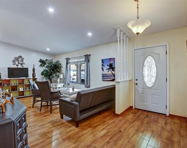 700 Sunbury Drive - Photo Thumbnail 3