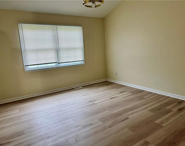 7813 Cross Creek Circle - Photo Thumbnail 15