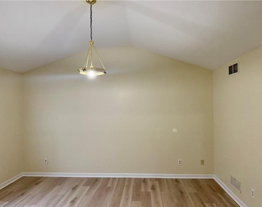 7813 Cross Creek Circle - Photo Thumbnail 24