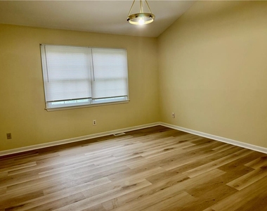 7813 Cross Creek Circle - Photo Thumbnail 16