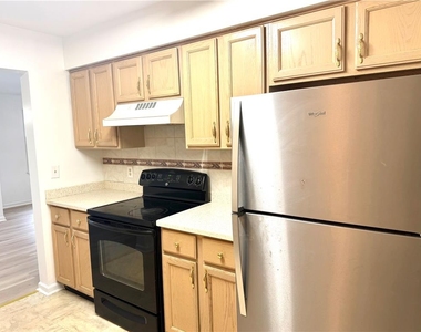 7813 Cross Creek Circle - Photo Thumbnail 5