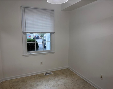 7813 Cross Creek Circle - Photo Thumbnail 3