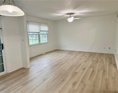 7813 Cross Creek Circle - Photo Thumbnail 10