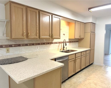 7813 Cross Creek Circle - Photo Thumbnail 4