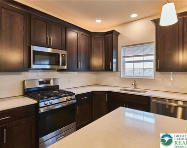6639 Stein Way - Photo Thumbnail 4