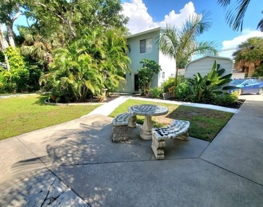 461 W Marion Avenue - Photo Thumbnail 2