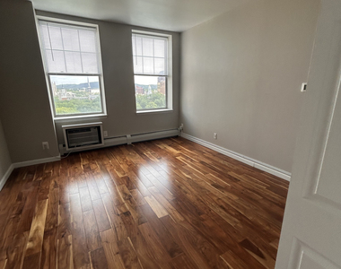265 College Street - Photo Thumbnail 4