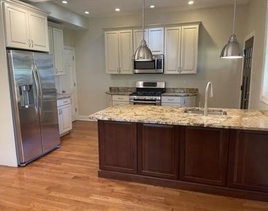 410 Lloyd St - Photo Thumbnail 2