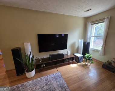 520 Cornwallis Way - Photo Thumbnail 2