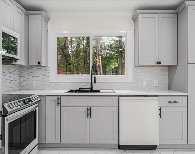 6073 Fieldcrest Drive - Photo Thumbnail 16