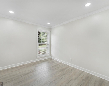 6073 Fieldcrest Drive - Photo Thumbnail 13