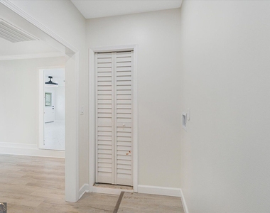 6073 Fieldcrest Drive - Photo Thumbnail 11