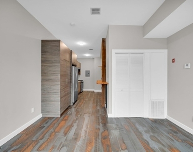 180 Spring St - Photo Thumbnail 10