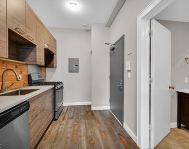 180 Spring St - Photo Thumbnail 2