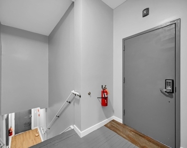 180 Spring St - Photo Thumbnail 19