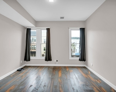 180 Spring St - Photo Thumbnail 11