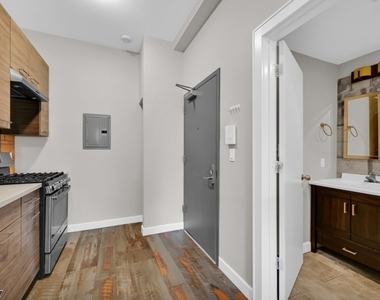 180 Spring St - Photo Thumbnail 3