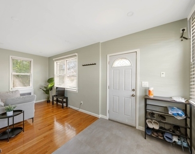 166 Victor St Unit 1 - Photo Thumbnail 2