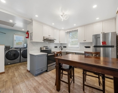 166 Victor St Unit 2 - Photo Thumbnail 2