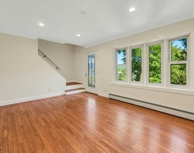 233 Mount Hope Ave - Photo Thumbnail 2