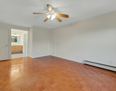 233 Mount Hope Ave - Photo Thumbnail 12