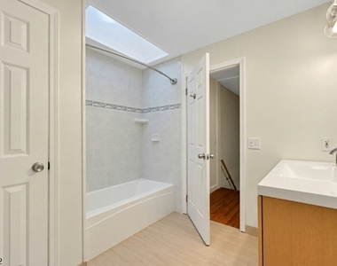 233 Mount Hope Ave - Photo Thumbnail 19
