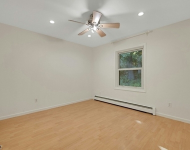 233 Mount Hope Ave - Photo Thumbnail 17