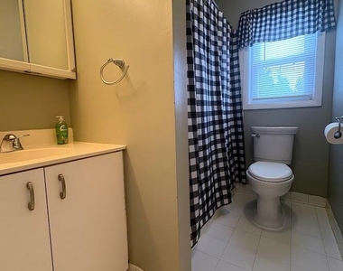 601 Mistletoe Avenue - Photo Thumbnail 8