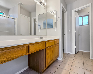 13344 W Desert Lane - Photo Thumbnail 10