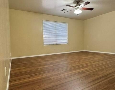 632 S 152nd Lane - Photo Thumbnail 7