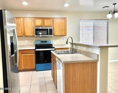 632 S 152nd Lane - Photo Thumbnail 2