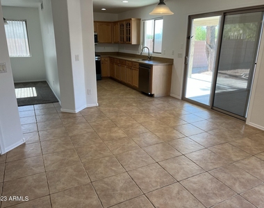 11366 W Buchanan Street - Photo Thumbnail 12