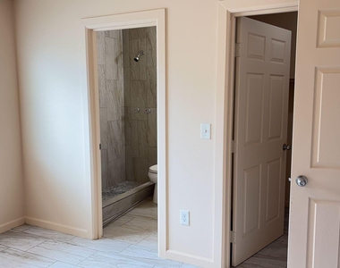 6714 N 54th Avenue - Photo Thumbnail 7