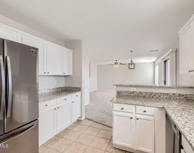 7926 S 67th Drive - Photo Thumbnail 4