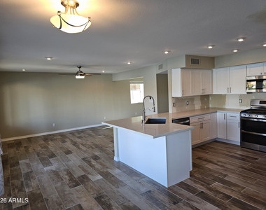16443 S 34th Way - Photo Thumbnail 4