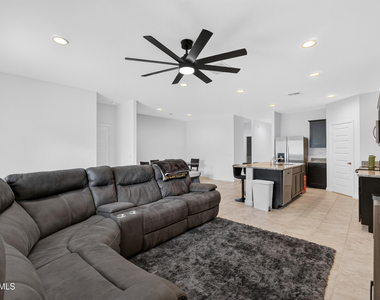 1823 W Sombra Avenue - Photo Thumbnail 4