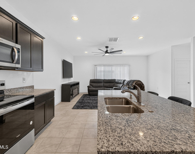 1823 W Sombra Avenue - Photo Thumbnail 7