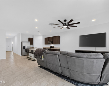 1823 W Sombra Avenue - Photo Thumbnail 5