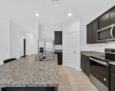 1823 W Sombra Avenue - Photo Thumbnail 11