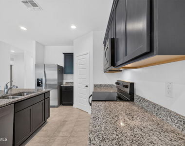 1823 W Sombra Avenue - Photo Thumbnail 9